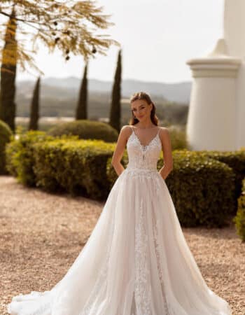 Robes de mariées - Maison Lecoq - robe N°343 8246 Haut.645 € 8026 Jupe.890 €
