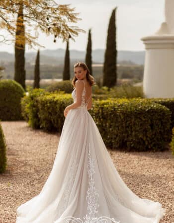 Robes de mariées - Maison Lecoq - robe N°343 A 8246 Haut.645 € 8026 Jupe.890 €